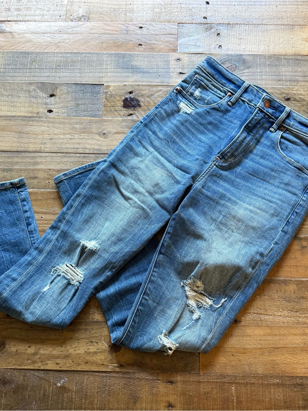 A&F Super Skinny High Rise Ankle Jean Distressed